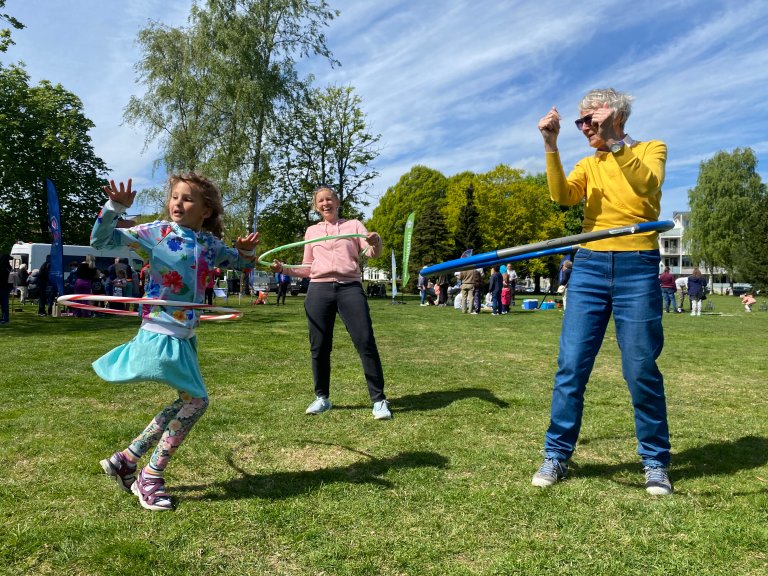 barn, mor og bestemor danser med rockering