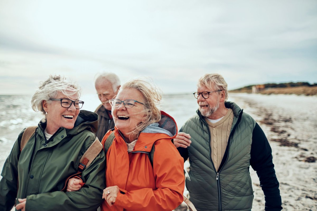 eldre går sammen på en strand