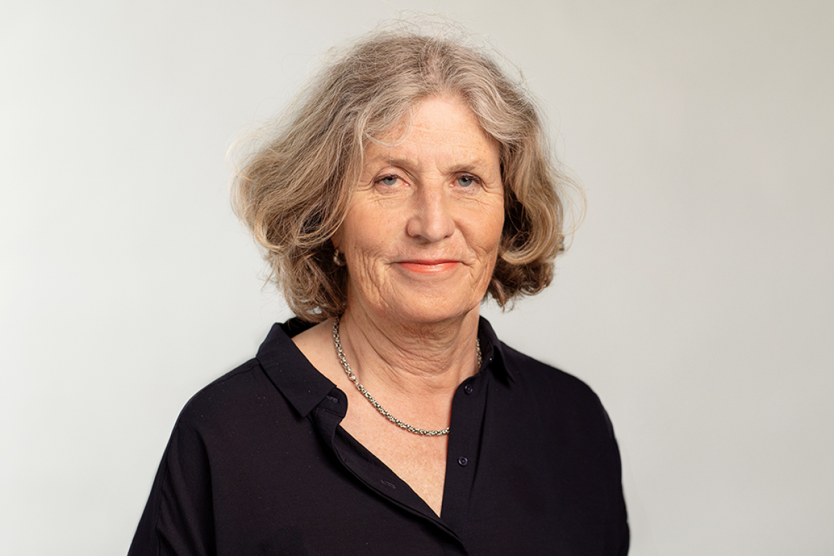 Portrett av Karin Høyland i svart skjorte