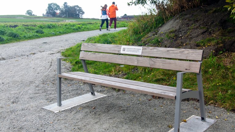 En aldersvennlig benk langs en gruslagt turvei